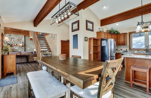 Timberline House | Beautiful contemporary home offers comfort and convenience in EVERY season.