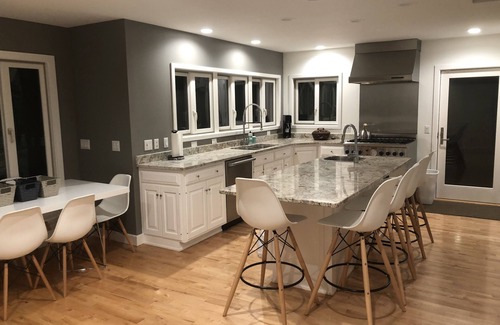 Saint Joseph House | Beautiful Contemporary Ranch Style Home - 6 Bds, 4.5 Baths - Convenient Location