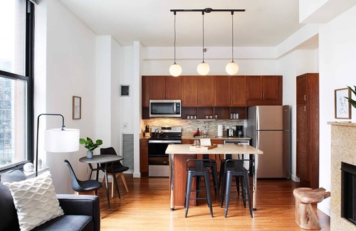 Downtown Chicago Apartment | Beautiful Corner 2 Bedroom in the Loop | Roof Deck