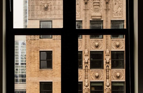Downtown Chicago Apartment | Beautiful Corner 2 Bedroom in the Loop | Roof Deck