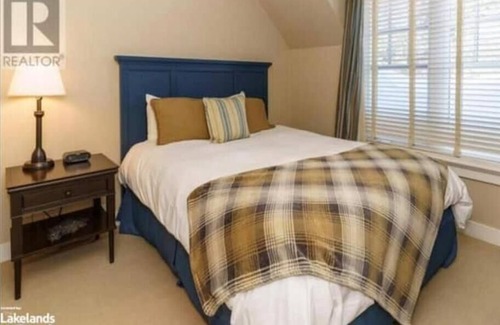 Seguin Cottage | Beautiful Cottage at Rocky Crest Resort