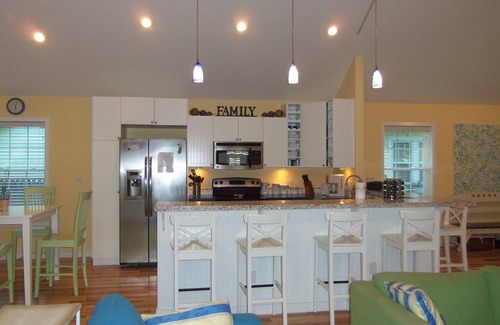West Wing Estates House | BEAUTIFUL COTTAGE JUST STEPS FROM THE BEACH AND 1.0 MILE FROM DOWNTOWN