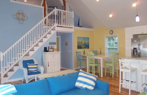 West Wing Estates House | BEAUTIFUL COTTAGE JUST STEPS FROM THE BEACH AND 1.0 MILE FROM DOWNTOWN
