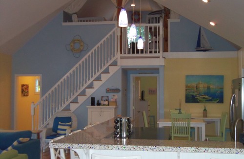 West Wing Estates House | BEAUTIFUL COTTAGE JUST STEPS FROM THE BEACH AND 1.0 MILE FROM DOWNTOWN