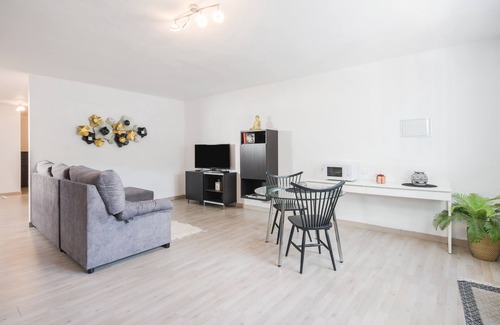Nazaret House | Beautiful Cottage Mirlo with Terrace, Fragrant Garden & Wi-Fi