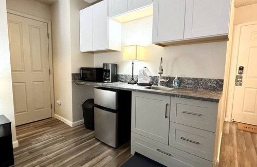 Englewood Condo | Beautiful & Cozy Studio Condo in Denver Tech Center