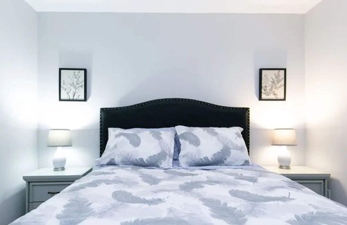 Langford Apartment | Beautiful Cozy 1 Bedroom Suite In Langford