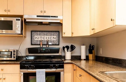 Langford Apartment | Beautiful Cozy 1 Bedroom Suite In Langford
