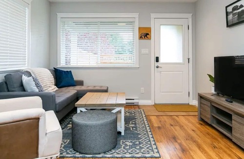 Langford Apartment | Beautiful Cozy 1 Bedroom Suite In Langford