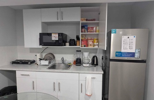 Winnipeg House | Beautiful & Cozy 1BR stay for 2 w/Bathtub Near St Vital