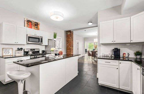 Detroit House | Beautiful cozy 2bedroom getaway minutes away from the heart of Downtown Detroit!