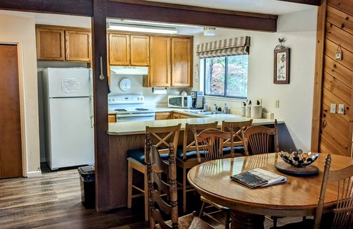 Arnold House | Beautiful & Cozy Cabin in Blue Lake Springs