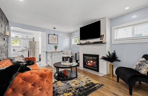 Ferndale House | ~ Beautiful Cozy Home! All Year Use Hot Tub, Propane Fire Pit, Private backyard!