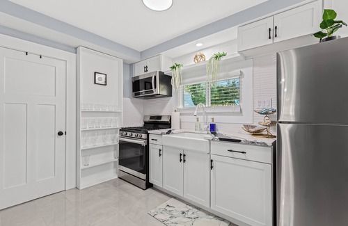 Ferndale House | ~ Beautiful Cozy Home! All Year Use Hot Tub, Propane Fire Pit, Private backyard!
