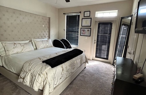 St. Bernard Area House | Beautiful Cozy Townhome 5 mins from Downtown New Orleans!