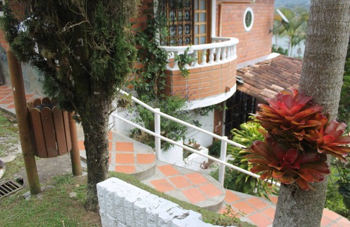 El Penol House | Beautiful Cozy Villa with a Private Pool and Lake View