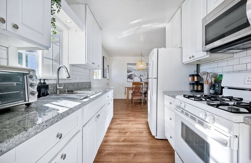 Lemon Grove House | Beautiful Craftsman home w/putting green, king size bed-10 min from Balboa Park