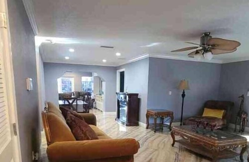 Miramar House | Beautiful Crystal lake house- Central to all the local hotspots.