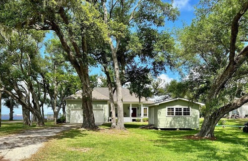 Sulphur House | Beautiful custom home on Moss Lake