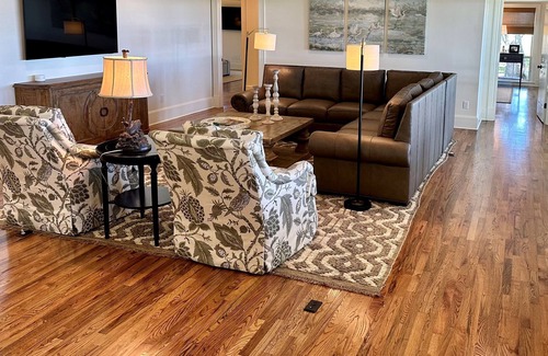 Sulphur House | Beautiful custom home on Moss Lake