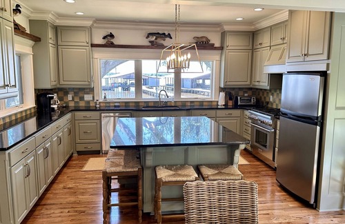 Sulphur House | Beautiful custom home on Moss Lake