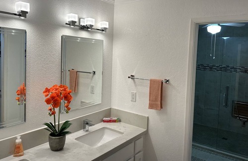 Modesto House | Beautiful custom home - Travel Nurse Approved
