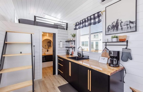 Apple Valley Apartment | Beautiful Dana Blue Tiny Home with Private Hot Tub