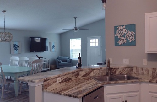 Seaspray House | Beautiful! Destin FL area, 5 minute Walk to Beach, Community Pool, Sleeps 10!
