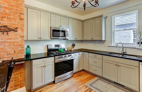 Central Colorado Springs House | BEAUTIFUL DOWNTOWN VICTORIAN