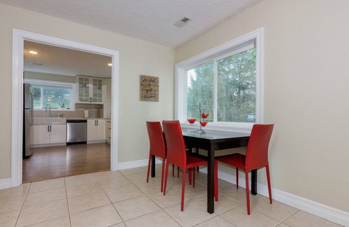 Gaston House | Beautiful Downstairs with Theater in Heart of Premiere Oregon Wine Country