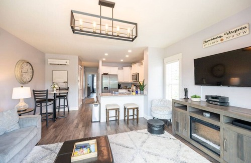 Central Business District House | Beautiful Downtown/River VIEWS! Walk Everywhere!