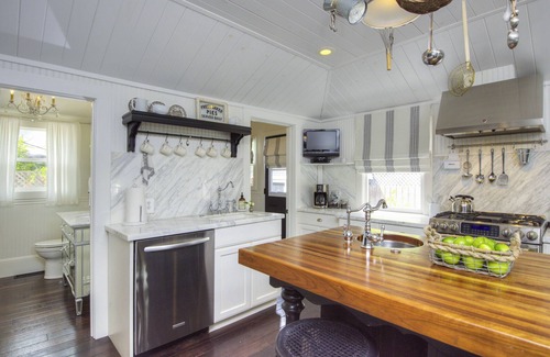 St. Helena House | BEAUTIFUL DOWNTOWN SAINT HELENA FARMHOUSE