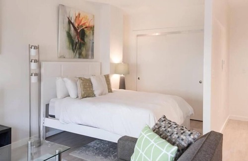 Chinatown Apartment | Beautiful Downtown Studio | Travel Nurse Friendly | by GLS