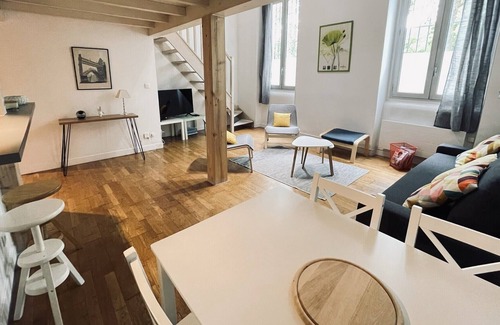 Guilhemery Apartment | Beautiful Duplex Near Downtown