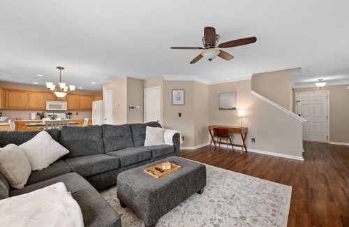 Raleigh House | Beautiful Eagle Ridge Home in Raleigh w/fenced in yard, near golf course!