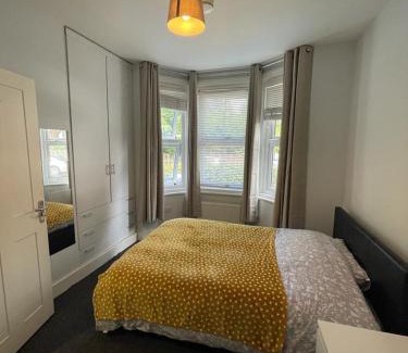 East Grinstead House | Beautiful en-suite room in centre of town