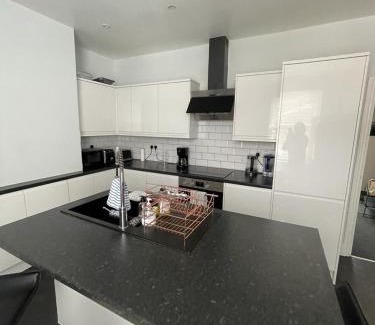 East Grinstead House | Beautiful en-suite room in centre of town