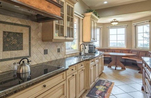 Dundee House | Beautiful Estate Home Centrally Located in Oregon Wine Country