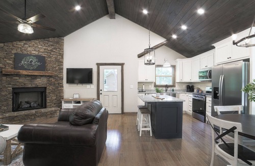 Murphy Cabin | Beautiful Fall Escape Near Downtown Murphy with a Fire Pit & Hot Tub