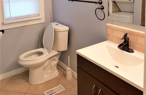 Niagara Falls House | Beautiful Family friendly Holiday home Close to Falls