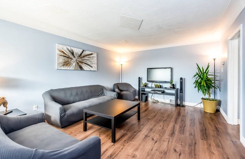 Niagara Falls House | Beautiful Family friendly Holiday home Close to Falls