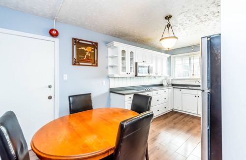 Niagara Falls House | Beautiful Family friendly Holiday home Close to Falls
