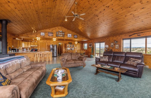 Helena House | Beautiful family-friendly home nestled in the Montana mountains near Helena