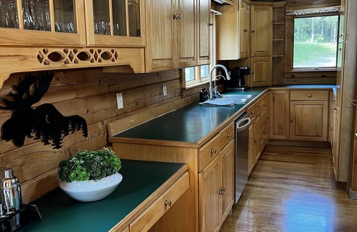 Lincoln House | Beautiful Family Getaway on Private Lakefront