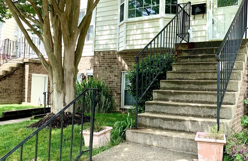 Crofton House | Beautiful family sized townhouse with deck. Close to Washington DC and Baltimore