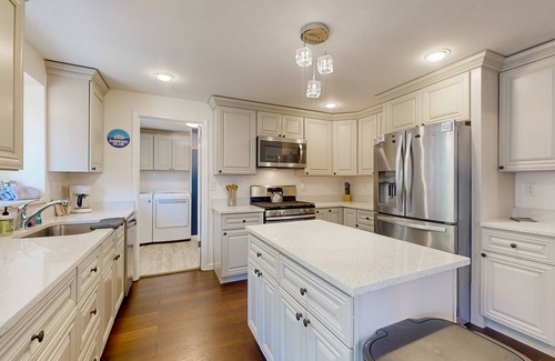 Bainbridge Island House | Beautiful Farmhouse-Chic Retreat | Large Fenced Yard & Chef's Kitchen