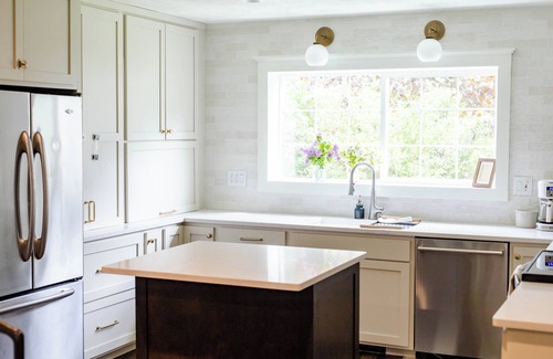 Black Wolf House | Beautiful Farmhouse- 4mi to EAA