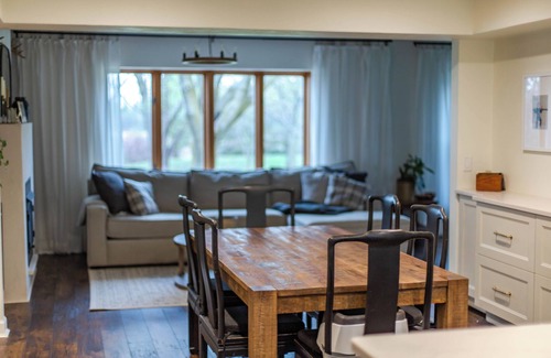 Black Wolf House | Beautiful Farmhouse- 4mi to EAA