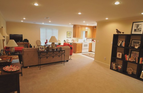 Oxford House | Beautiful Farmhouse- Easy Ride to the Square/Stadium.