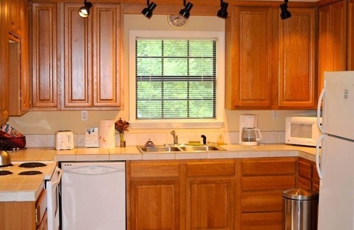 Oxford House | Beautiful Farmhouse- Easy Ride to the Square/Stadium.